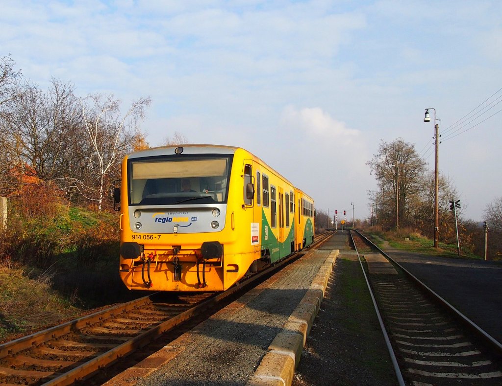 Steuerwagen 914 056-7 auf der Bhf. Kladno Ostrovec warten zur Abfahrt nach Prag am 19. 11. 2012