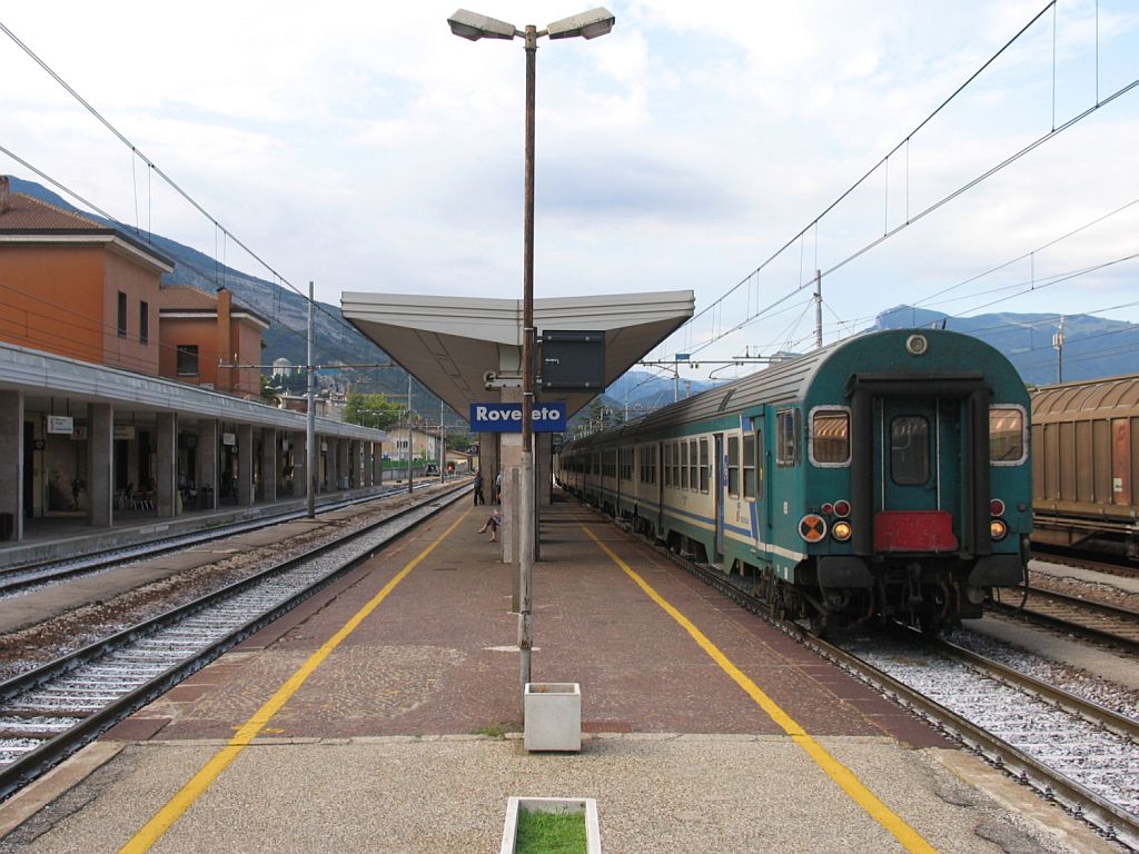 Steuerwagen Bauart APR an der Spitze der Regionalzug R10914 Verona Porta Nuova-Bolzano/Bozen auf Bahnhof Rovereto am 3-8-2010.