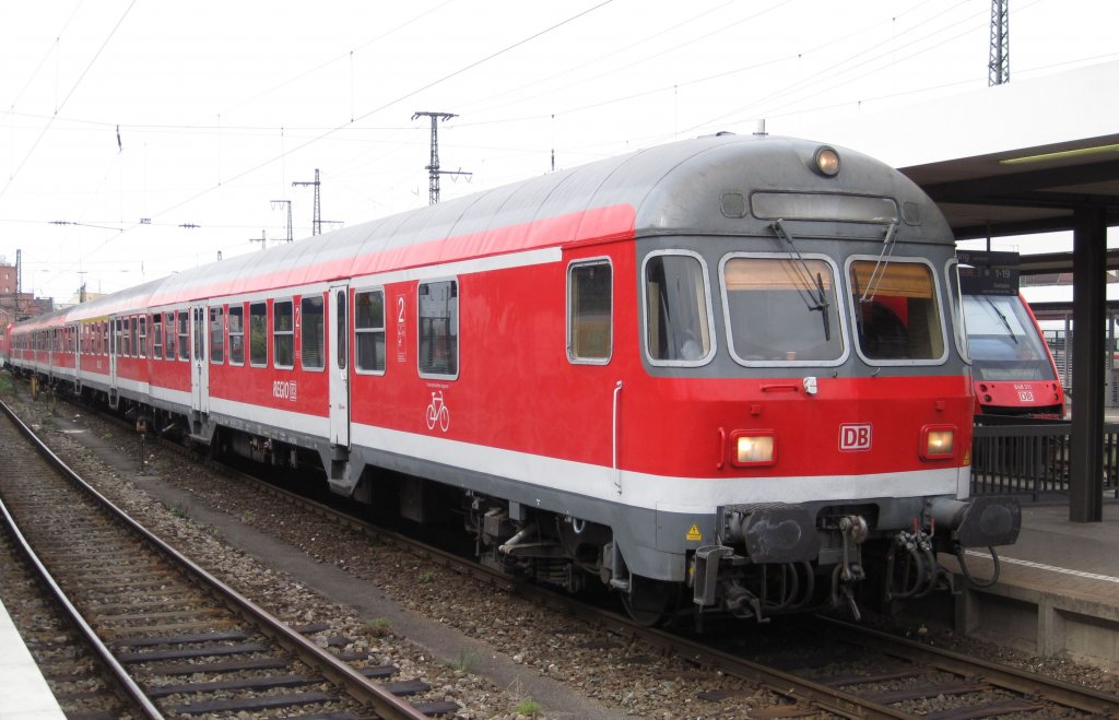 Steuerwagen Bauart Karlsruhe in Nürnberg Hbf. Wagennummer: 50 80 82 - 34 229 - 8, Bnrdzf 477.0 - beheimatet in Nürnberg . Aufgenommen im September 2010.
