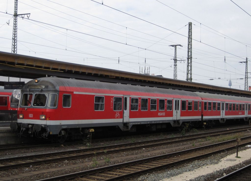 Steuerwagen Bauart Karlsruhe in Nürnberg Hbf. Wagennummer: 50 80 82 - 33 012 - 9, Bndzf 477.0 (klotzgebremst) - beheimatet in Nürnberg. Aufgenommen im September 2010.