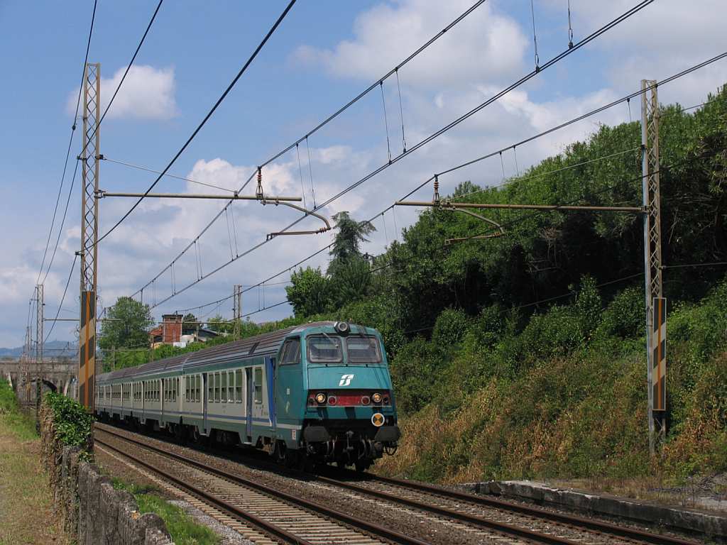 Steuerwagen Bauart MDVC und E464 mit R 11853 La Spezia Centrale-Pisa Centrale in die Nhe von das ehemalige Bahnhof Montignoso am 15-5-2012.