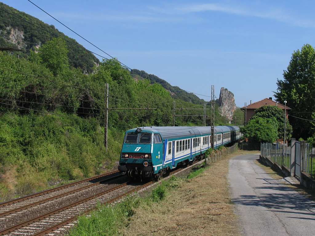 Steuerwagen Bauart MDVC und E464.552 mit R 23361 Firenze Santa Maria Novella-La Spezia Centrale Centrale in die Nhe von das ehemalige Bahnhof Montignoso am 10-5-2012.