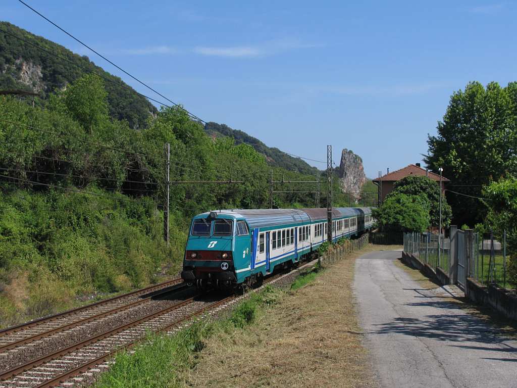 Steuerwagen Bauart MDVC und E464.552 mit R 11852 Livorno Centrale-Milano Centrale in die Nhe von das ehemalige Bahnhof Montignoso am 10-5-2012.