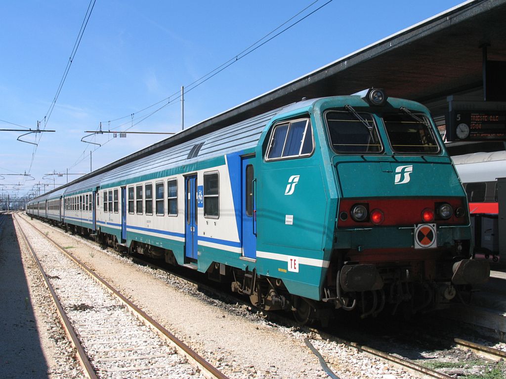 Steuerwagen Bauart MDVC mit Regionalzug R 2832  Venezia Santa Lucia-Trieste Centrale auf Bahnhof Venezia Santa Lucia am 4-8-2010.