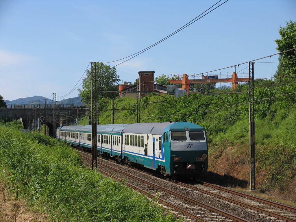 Steuerwagen Bauart UIC-X und E464.345 mit R 11859 La Spezia Centrale-Pisa Centrale in die Nhe von das ehemalige Bahnhof Montignoso am 17-5-2012.

