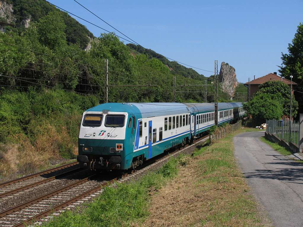 Steuerwagen Bauart UIC-X und E464.609 mit R 23362 Firenze Santa Maria Novella-La Spezia Centrale in die Nhe von das ehemalige Bahnhof Montignoso am 17-5-2012.