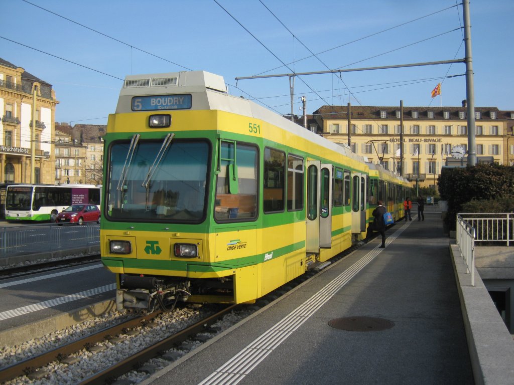 Steuerwagen Bt 551 und Triebwagen Be 4/4 503+501 in Neuch�tel, Place Pury, 18.01.2012.