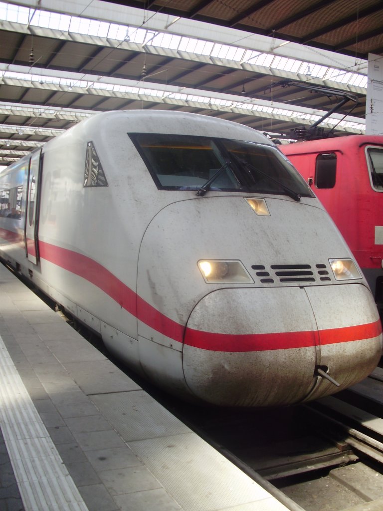 Steuerwagen des ICE 2 Vollzugs ICE 584/533 aus Lbeck und Oldenburg (Oldb)am 12.08.11 gegen 13:00 im Mnchner Hauptbahnhof.