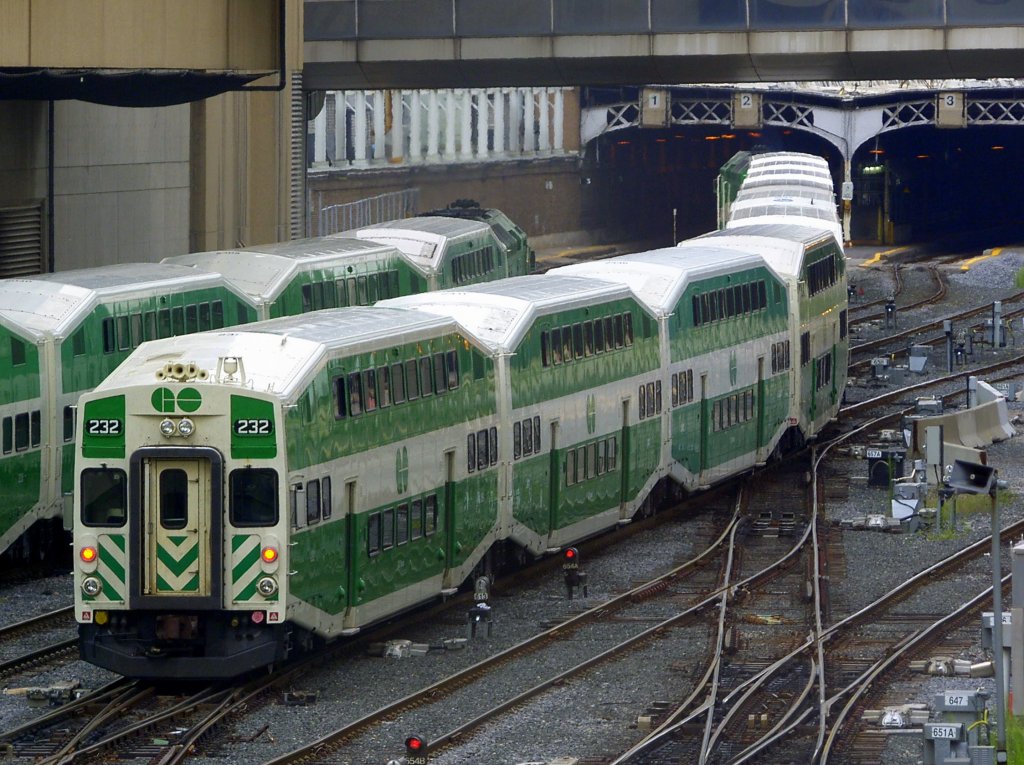 Steuerwagen der GO Transit am 29.08.2010. Im Hintergrund ist der HBF in Toronto zu sehen. Fotos wurde von der Brcke, die zum CN Tower fhrt, geschossen.