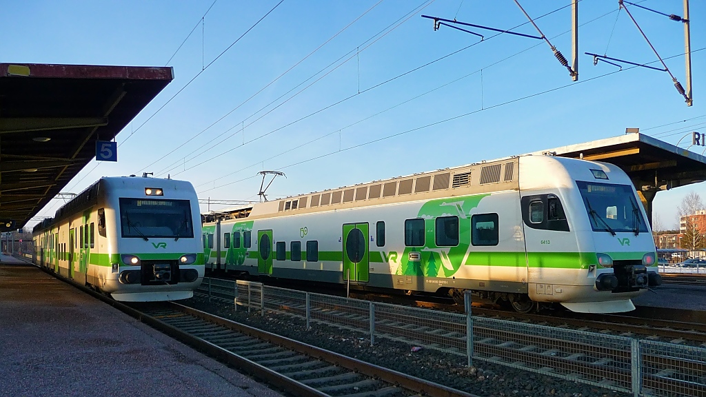 Steuerwagen Sm4 #6426 und 6413 der VR im Bahnhof Riihimki, 14.4.13 