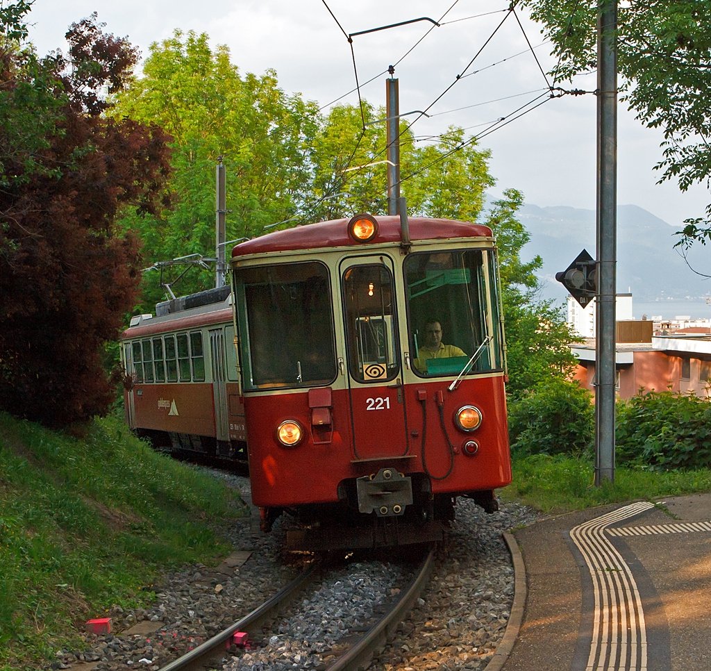 Steuerwagen voraus Bt 221 und Gepcktriebwagen BDeh 2/4 Nr. 74 der MVR (Transports Montreux–Vevey–Riviera) ex CEV (Chemins de fer lectriques Veveysans) fhrt am 26.05.2012 hinauf von Vevey nach Blonay, hier hurz vor dem Haltepunkt Gilamont.