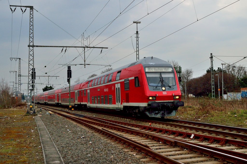 Steuerwagen voraus ist die ehr seltener Variante auf der RE4 wenn es nach Aachen geht, aber am Freitagnachmittag den 8.3.2013 ist es wieder einmal so das die Lok 111 011-3 schiebend gen Westen ttig ist.