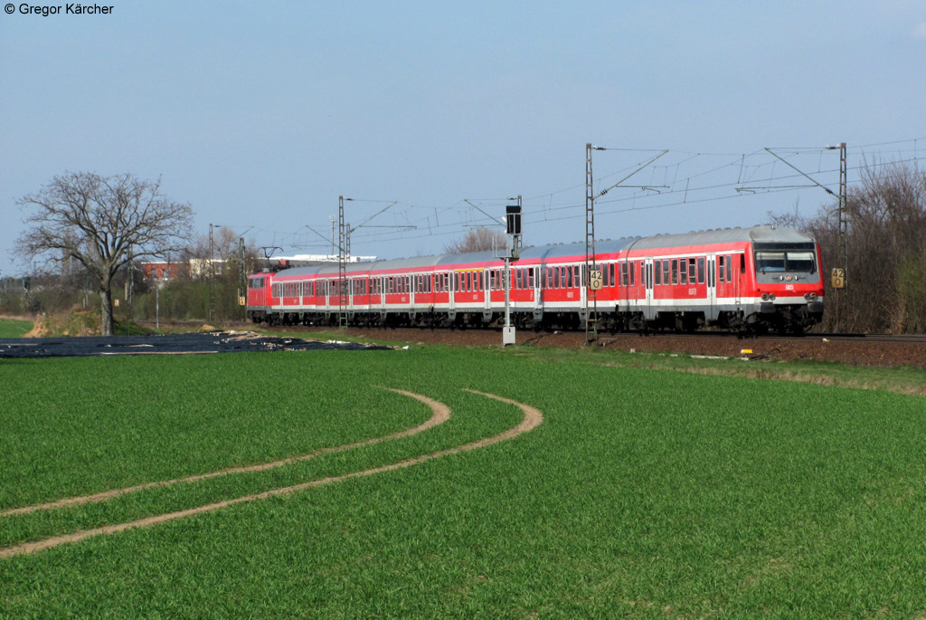 Steuerwagen voraus und geschoben von 111 098-0 fhrt die RB 15357 Frankfurt (Main)-Heidelberg dem nchsten Halt Hhnlein-Alsbach entgegen. Aufgenommen am 24.03.2012.