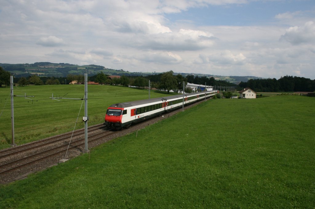 Steuerwagen voraus ist IR 2528 (Luzern - Genve Aroport) am 13.8.2010 unterwegs bei St. Erhard. 