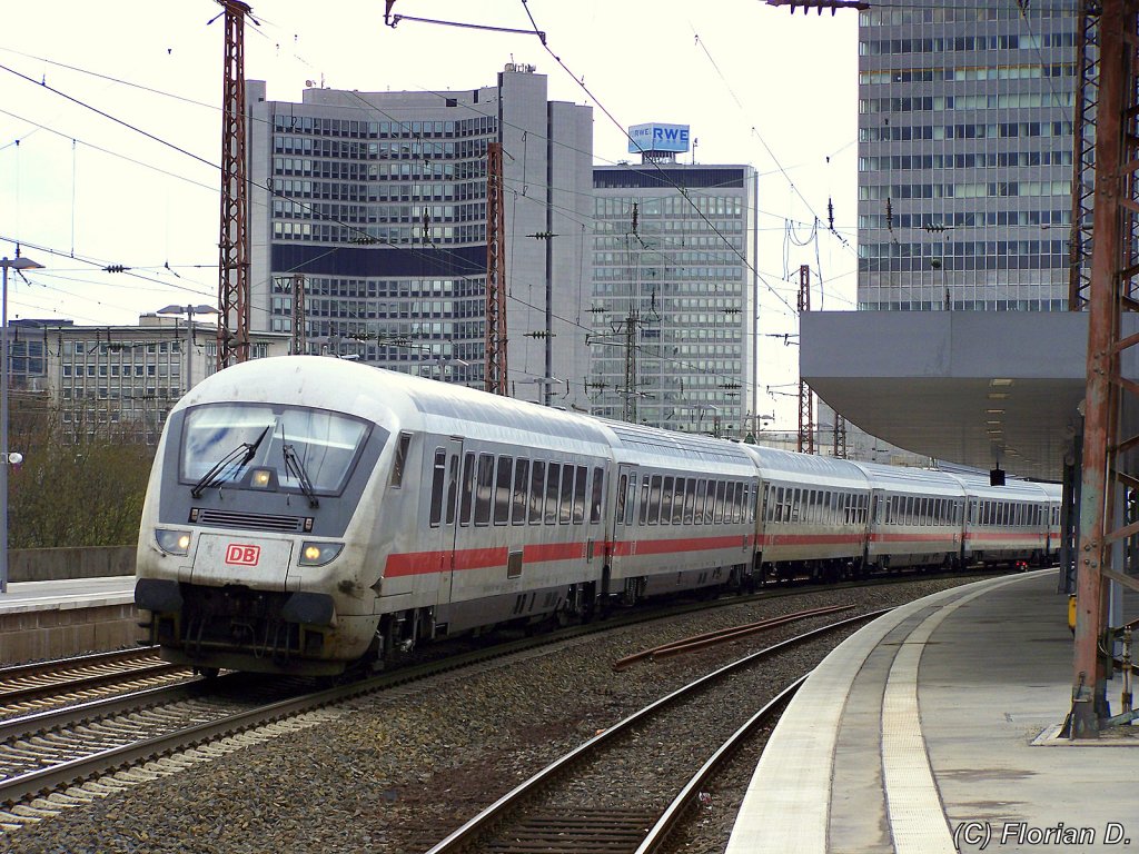 Steuerwagen voraus verlsst IC 2153 von Dsseldorf nach Erfurt den Essener Hbf am 10. April 2010.