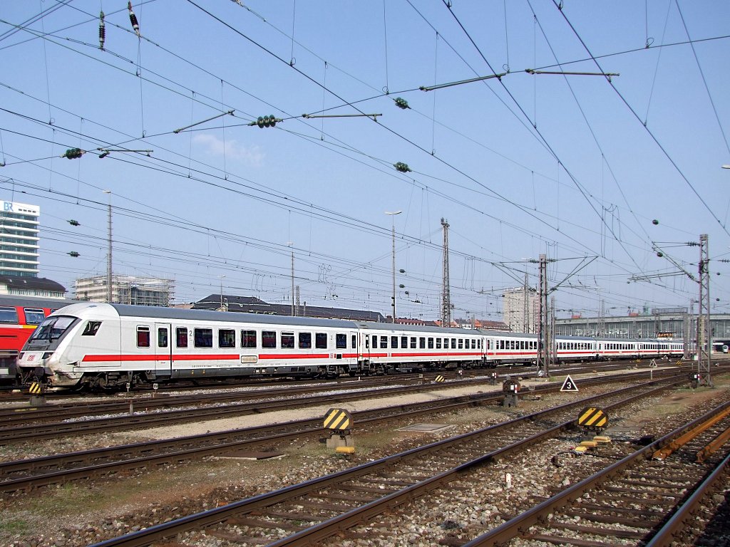 Steuerwagen voraus verlsst IC360 den Mnchner Hauptbahnhof;110329