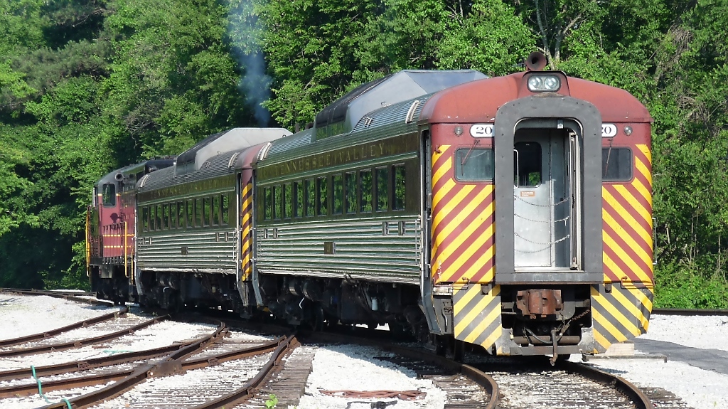 Steuerwagen voraus wird der Touristenzug der Tennessee Valley Railroad erst mal aufs Abstellgleis gestellt (Chattanooga, 30.5.09).