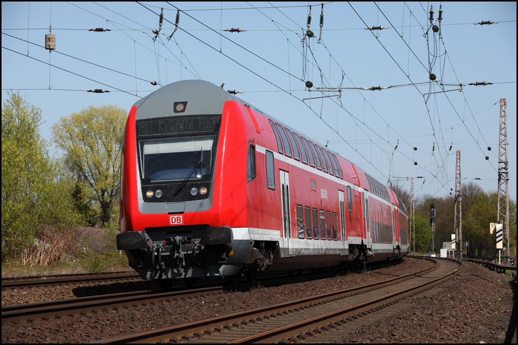 Steuerwagen vorraus legt sich RE7 (RE 29725) Rhein-MNSTERLAND-Express  nach Krefeld Hbf bei Westhofen in die Kurve. (18.04.2010)