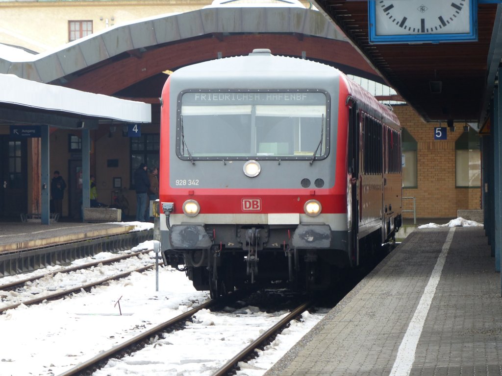 Steuerwagen vorraus wartet 628 342 auf die Abfahrt nach Friedrichshafen. Lindau 16.02.2013.