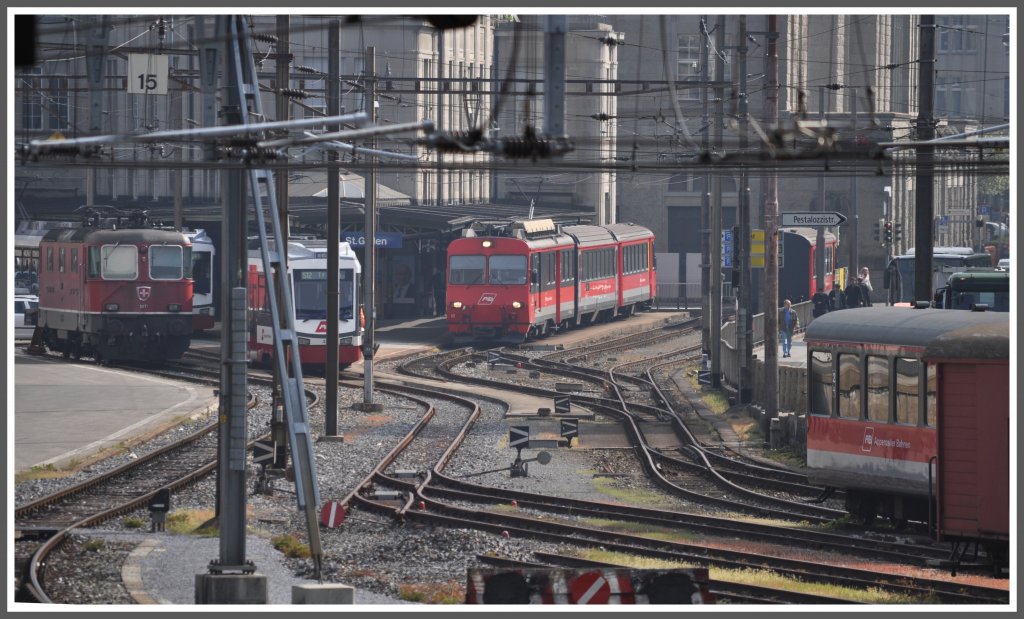 St.Galler Nebenbahnhof mit abgestellter Re 4/4 II 11171, Be 4/8 32 der Trogenerbahn und BDeh 4/4 12 Pendelzug der AB nach Gais. (04.05.2011)
