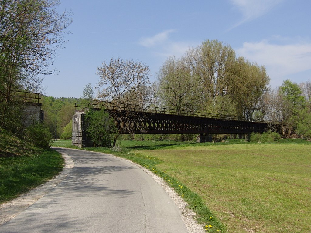 Stillgelegte Eisenbahnbrcke (|) - Von der 1969 stillgelegten und 1971 abgebauten, 9 km langen Bahnstrecke von Sigmaringen nach Krauchenwies ist am 23.04.2011  zwischen Sigmaringen und Sigmaringendorf noch die Bahnbrcke ber die Donau zu sehen.