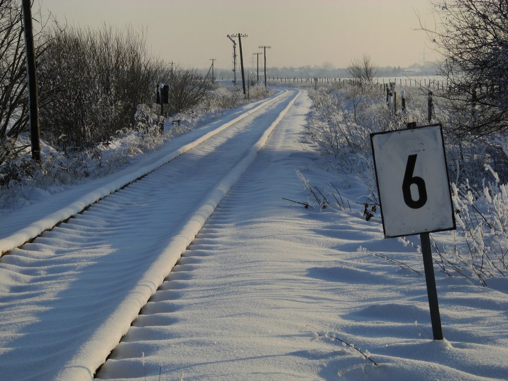 Stillgelegte Strecke Pretzsch- Eilenburg,Blickrichtung vom Bahnhof Bad Dben in Richtung Lausig ,das Hauptsignal in der Ferne steht schon lange auf Fahrt,der Schnee beweist-hier fhrt kein Zug,05.01.2010