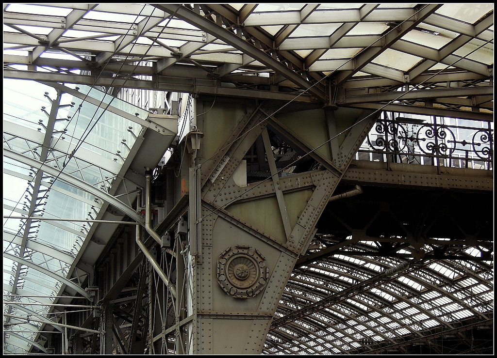 Stilmix: denkmalgeschtzte Grnderzeit-Architektur trifft Postmoderne am Klner Hauptbahnhof. 1.7.2013