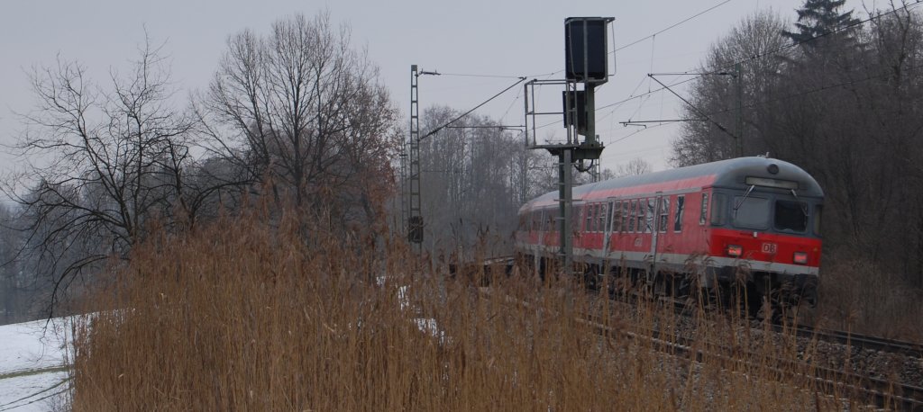 Stimmungs- und Sichtungsbild. Ausnahmsweise bildete ein Karlsruher Steuerwagen den Schluss des RE 30017. An kahlen B�umen und braunen Str�uchern vorbei wird dieser Zug in k�rze das verschneite Rosenheim erreichen. 8.2.2010 