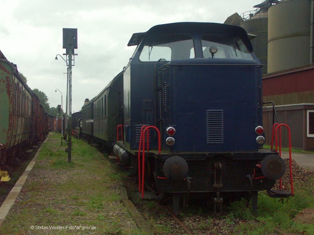Stippvisite bei der Almetalbahn in Sd-Nidersachsen. Im Bahnhof Almstedt stehen die Raritten und Fahrzeuge eng gedrngt. Die MAK-Stangenlok, die frher in Werksbahndiensten in Salzdetfurth stand, parkt vor alten Plattformwagen. Der Verein hat wirklich toll Raritten, darunter eine T3 Dampflok von 1898, wenn ich recht erinnere. Die durch Streckenbeschneidung durch die NBS arg gebeutelte Museumsbahn verdient wahrlich mehr Aufmerksamkeit und Zuwendung(en)!