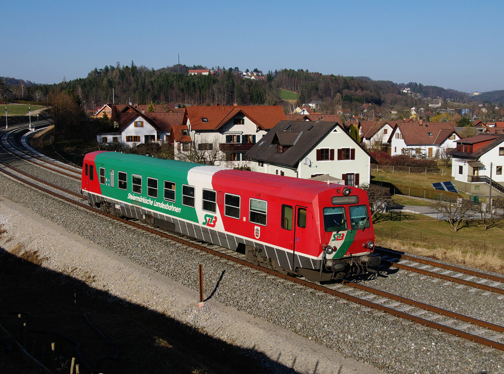STLB 5047 402 war am 16.03.2012 als  R 8691 von Weiz nach Graz unterwegs.
Dieses Bild zeigt den Triebwagen beim warten auf den Gegenzug in Fahrtrichtung Gleisdorf in Autal.