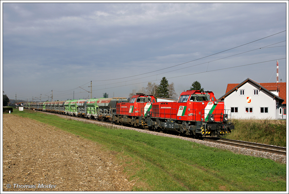STLB-Doppel Gmeinder D5 + D6 zeihen den aus 28 Schotterwagen (1120 Tonnen) bestehenden SGAG 93077 von Feldbach ber Graz (strzen) zur Baustelle im Bf. Leibnitz. Der einzige blaue Fleck des Tages war gerade ber mir, als der Zug vorbeifuhr!!! So ein Glck ist herrlich! ;-) Aufgenommen bei Wildon, ca. 15min vor dem Zielbahnhof, am 23.10.2010.