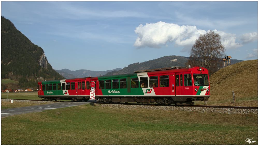 STLB VT 32+VS 42 fhrt als R 8713 auf der Murtalbahn von Unzmarkt nach Tamsweg.  Frojach 3.4.2012