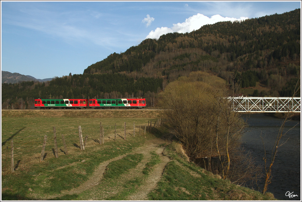 STLB VT 32+VS 42 fhrt als R 8713 auf der Murtalbahn von Unzmarkt nach Tamsweg.  Murbrcke Teufenbach 3.4.2012