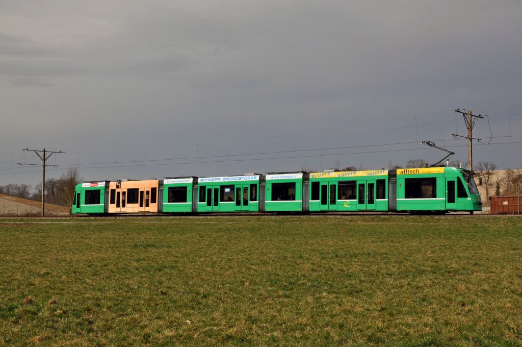 Stoffsitze oder Holzsitze? Diese Frage sollen die Fahrgste beantworten. Dazu wurden im Combino 302 im markierten Teil neue Holzsitze eingebaut. Hier fhrt der Wagen Richtung Haltestelle Lachmatt auf der Linie 14. Die Aufnahme stammt vom 17.03.2012.