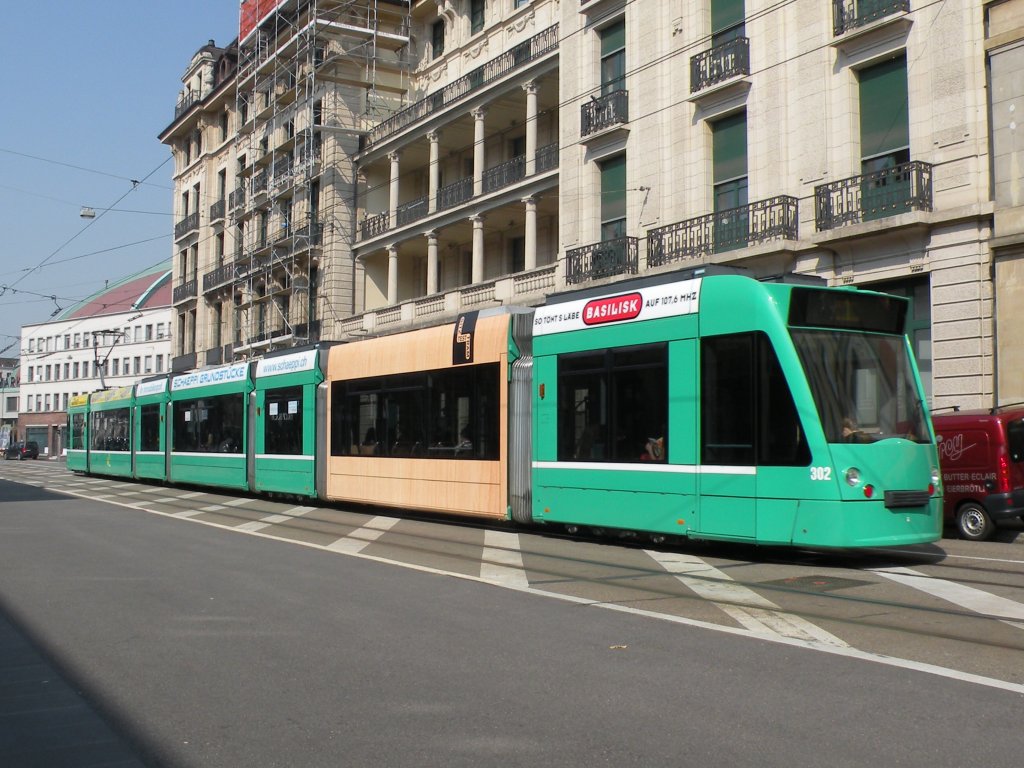 Stoffsitze oder Holzsitze? Diese Frage sollen die Fahrgste beantworten. Dazu wurden im Combino 302 im markierten Teil neue Holzsitze eingebaut. Hier fhrt der Wagen Richtung Haltestelle Markthalle auf der Linie 1. Die Aufnahme stammt vom 23.03.2012.