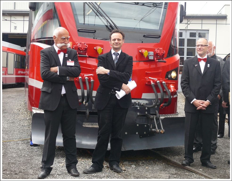 Stolze Gesichter vor dem ABe 8/12 3502. Der Mann mit dem schnsten Schnauz der RhB Johann Georg Bhler Leiter Rollmaterial, Stefan Engler Regierungsrat Graubnden und Direktor der RhB Erwin Rutishauser. Landquart (01.05.2010)