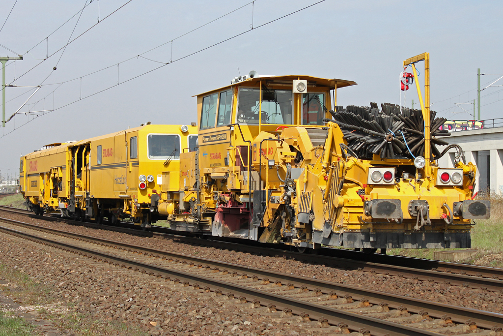 Stopfmaschiene und Schienenschotterpflug am 3.4.12 in Porz-Wahn.