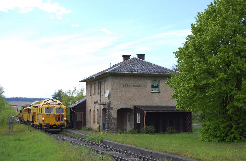 Stopfmaschine 97 43 55 506 17-7 und Schotterpflug 97 16 46 508 18-6 am 09.05.2010 bei Gebenbach (Strecke Amberg-Schnaittenbach)