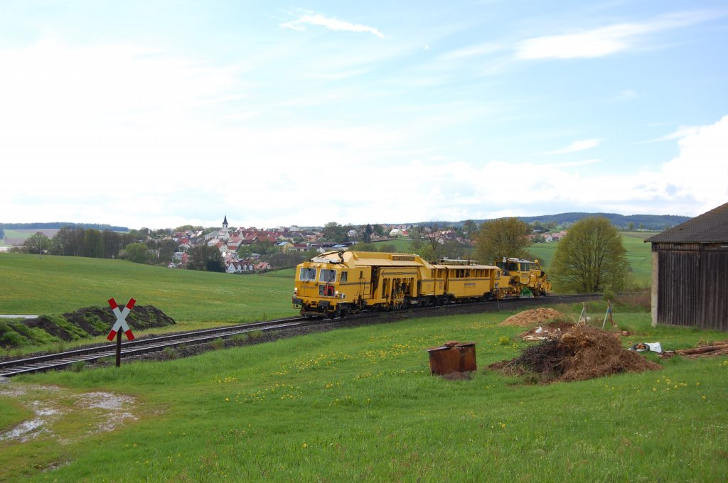Stopfmaschine 97 43 55 506 17-7 und Schotterpflug 97 16 46 508 18-6 am 09.05.2010 bei Burgstall mit Blick auf Gebenbach (Strecke Amberg-Schnaittenbach)