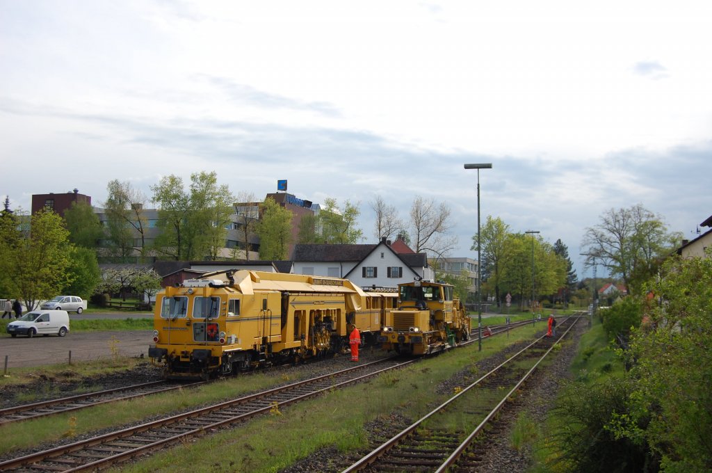 Stopfmaschine 97 43 55 506 17-7 auf Gleis 3 und Schotterpflug 97 16 46 508 18-6 im Gleis 2 am 09.05.2010 in Hirschau (Strecke Amberg-Schnaittenbach)