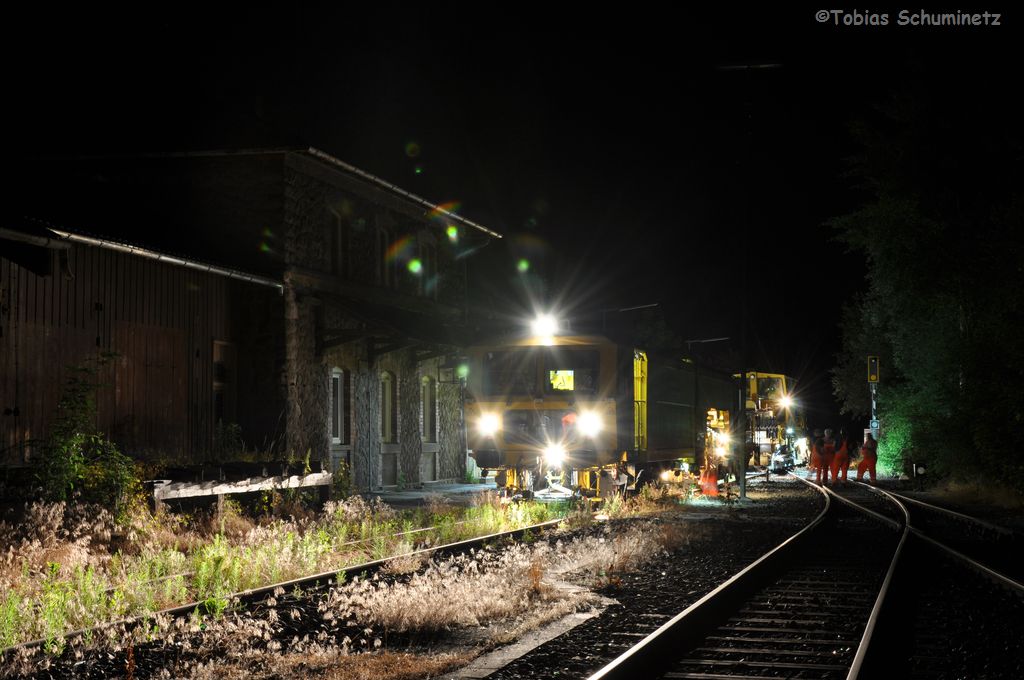 Stopfmaschine beim Durcharbeiten des durchgehenden Hauptgleises des Bahnhof Hirschau am 30.06.3012 vor dem Bahnhofsgeb�ude von Hirschau. (Strecke Amberg-Schnaittenbach)