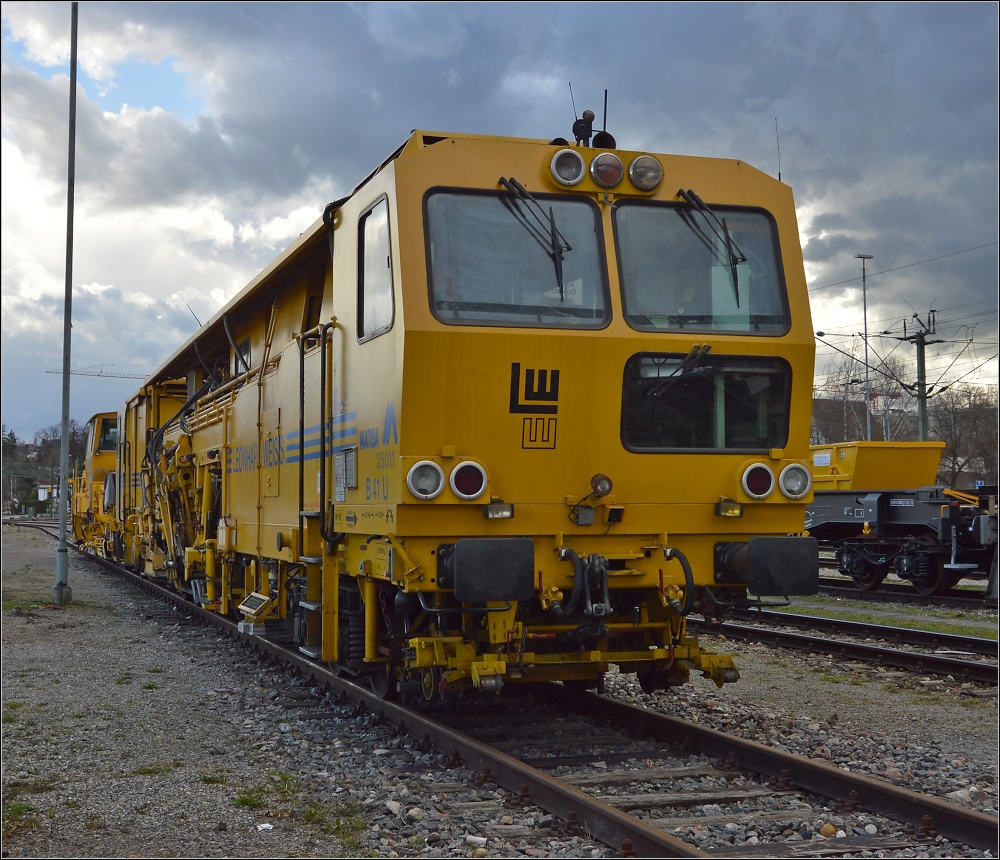 Stopfmaschine von Leonhard Weiss vor drohender Gewitterkulisse in Konstanz. April 2013. Fr Erbsenzhler: Der Fotograf steht hinter dem Zaun... ;-)