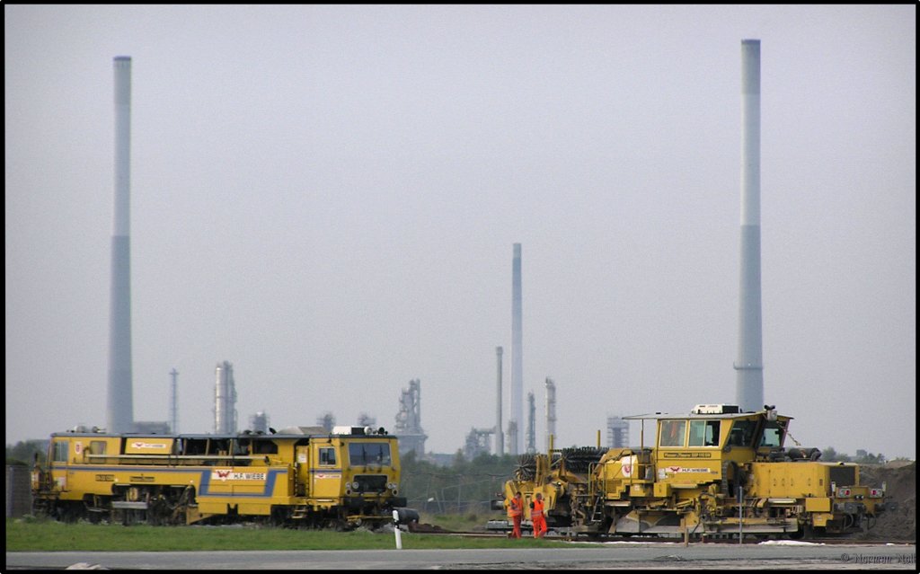 Stopfmaschine und Schotterpflug der Firma Wiebe auf der Jade-Weser-Port Baustelle, im Hintergrund die Wilhelmshavener Raffinerie. 23/09/2010