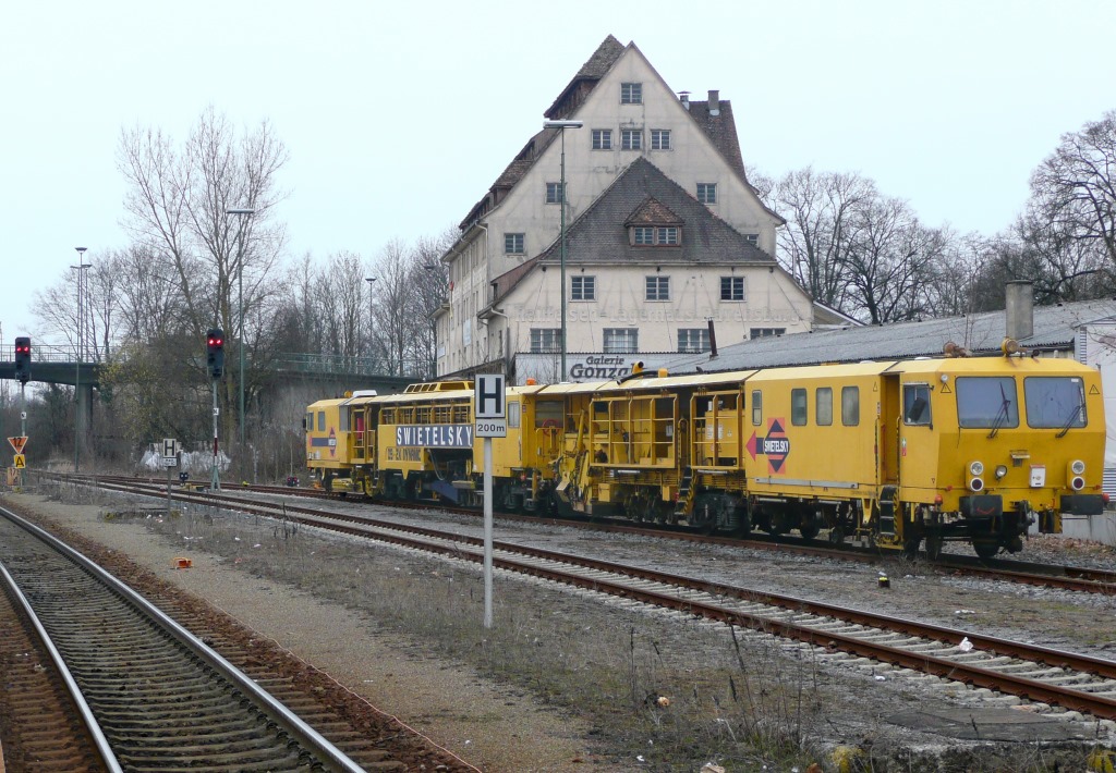 Stopfmaschinen warten am Sonntag (7.4.13) in Ravensburg vor dem imposanten Lagerhaus auf den nchsten Einsatz.