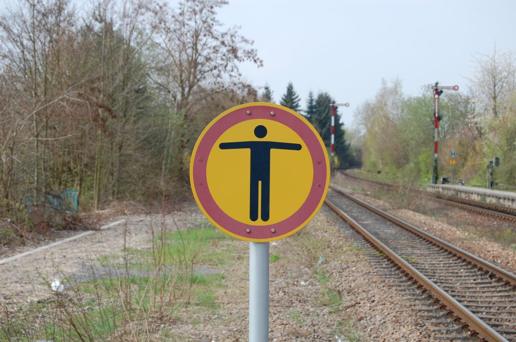 Stopp! Bis hier hin und nicht weiter! Kleines Experiment am 10.4.2010 im Bahnhof Kandel beim Warten auf den nchsten Zug.