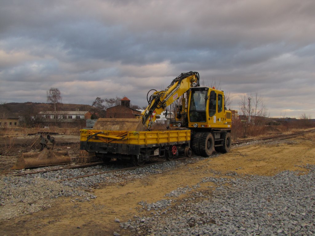 Strabag 34.1.44405 GKW-A und Eichholz Rail 97 51 03 568 60-9 (Zweiwegebagger A 900 CZW Li 1030) auf dem gekappten Gleis 5 im Bf Laucha (Unstrut). Damit ist dies wohl das letzte Schienenfahrzeug was das Gleis 5 jemals befahren wird; 19.02.2012