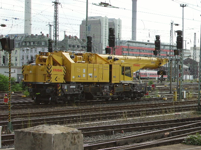 Strabag Baukran fotografiert am 01.08.10 in Frankfurt am Main Hbf.