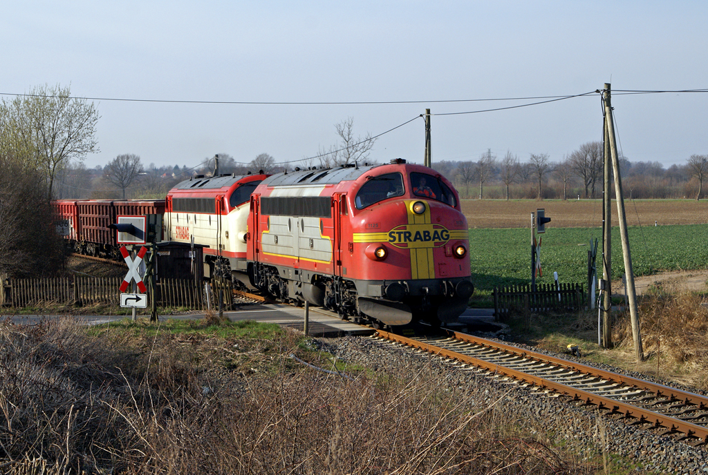 STRABAG-Nohab der EIVEL im Santa-Fe Design alias 227 001 passiert am 7.04.2010 mit einer Schwesterlokomotive und 27 Wagen einen Bahnbergang bei Travental-Klein Gladebrgge (sdlich von Bad Segeberg).