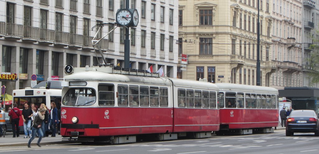 Straenbahnwagen 4782 steht am 5.4.2012 auf der Linie 2 in Wien.