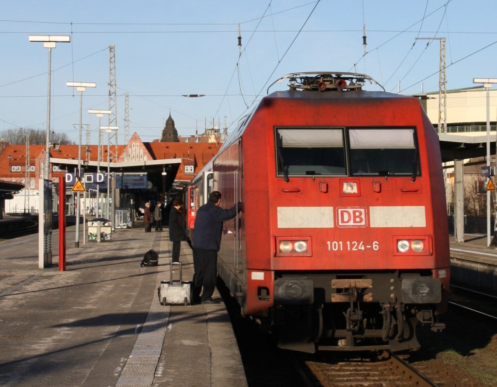 Stralsund, 28.12.12. 101 124 wird gerade an EC 379 angekuppelt.